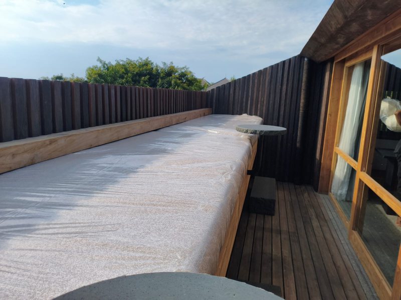 Built-in daybed along the terrace