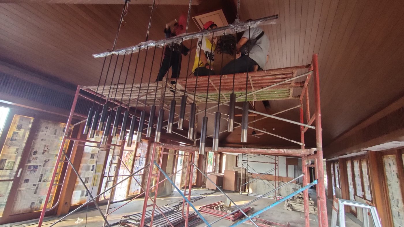 Cluster pendant lamp during installation